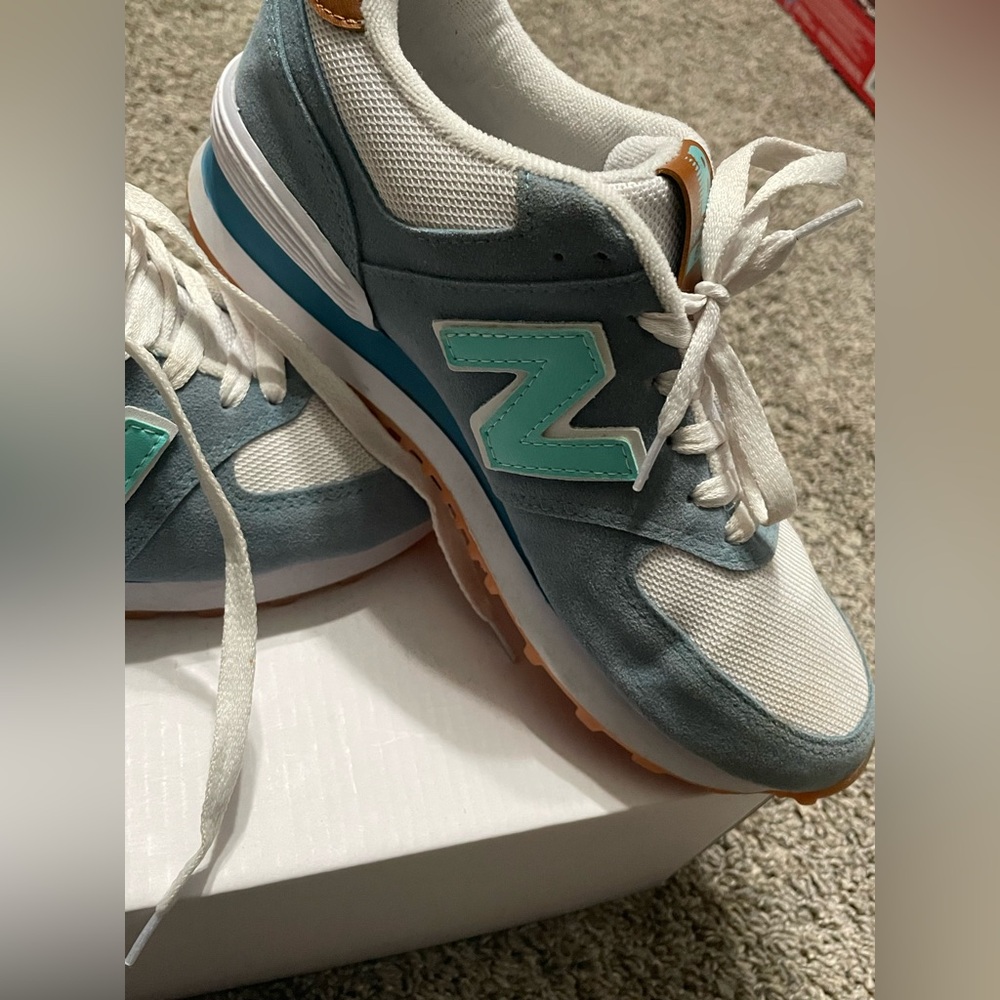New Balance 574 Women's Blue and White Sneakers size 7 tennis shoe - Picture 3 of 9